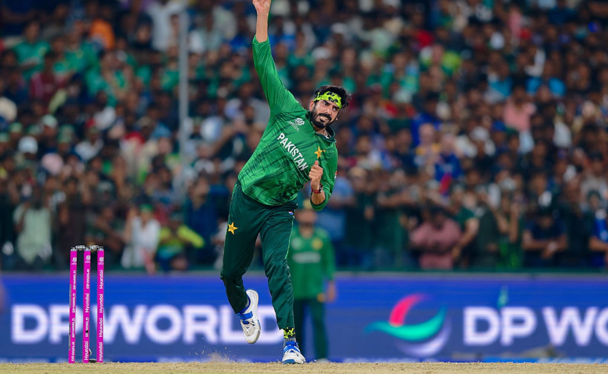 ಅಣಕವಾಡುವ ವಿಡಿಯೋ ವೈರಲ್
ಈ ಪಂದ್ಯದಲ್ಲಿ ಅವರು ಬೌಲಿಂಗ್ ಮಾಡುತ್ತಿದ್ದ ವೇಳೆ ಕ್ರೀಡಾಂಗಣದ ಗ್ಯಾಲರಿಯಲ್ಲಿ ಪಂದ್ಯ ವೀಕ್ಷಿಸುತ್ತಿದ್ದ ಅಮೆರಿಕ ತಂಡದ ಅಭಿಮಾನಿಗಳು ಅವರ ಬೌಲಿಂಗ್ ಶೈಲಿಯನ್ನು ಅಣಕವಾಡಿರುವ ವಿಡಿಯೋ ಇದೀಗ ವೈರಲ್ ಆಗಿದೆ. ಅವರ ಬೌಲಿಂಗ್ ಶೈಲಿಯ ಬಗ್ಗೆ ಅನೇಕ ಅನುಮಾನ ವ್ಯಕ್ತವಾಗಿದ್ದು, ಚಕಿಂಗ್ ಎಂಬ ಆರೋಪ ಕೇಳಿ ಬಂದಿದೆ. ಸಾಮಾಜಿಕ ಜಾಲತಾಣದಲ್ಲೂ ಈ ಬಗ್ಗೆ ಅನೇಕ ಚರ್ಚೆಗಳು ನಡೆದಿವೆ. ಅವರು ಉದ್ದೇಶಪೂರ್ವಕವಾಗಿ ಚೆಂಡನ್ನು ಎಸೆಯುತ್ತಿದ್ದು ಐಸಿಸಿಯು ಅವರನ್ನು ನಿಷೇಧಿಸಬೇಕು ಎಂಬ ಅಭಿಪ್ರಾಯ ಕೇಳಿ ಬಂದಿದೆ. ಉಸ್ಮಾನ್ ತಾರಿಕ್ ಅವರ ಬೌಲಿಂಗ್ ಸಾಮರ್ಥ್ಯವನ್ನು ಈ ಹಿಂದೆ ಪಾಕಿಸ್ತಾನ ಕ್ರಿಕೆಟ್ ನ ಬೌಲಿಂಗ್ ದಂತಕತೆ ವಸೀಂ ಅಕ್ರಂ ಅವರು ಹೊಗಳಿದ್ದರು. ಆದರೆ ಇದೀಗ ಆಸ್ಟ್ರೇಲಿಯಾ ಆಲ್ರೌಂಡರ್ ಕ್ಯಾಮರೂನ್ ಗ್ರೀನ್, ಇಂಗ್ಲೆಂಡ್ ಬ್ಯಾಟರ್ ಟಾಮ್ ಬ್ಯಾಂಟನ್ ಮತ್ತು ಭಾರತದ ಮಾಜಿ ಕ್ರಿಕೆಟರ್ ಶ್ರೀವತ್ಸ ಗೋಸ್ವಾಮಿ ಟೀಕಿಸಿದ್ದಾರೆ.

ಅವರ ಬೌಲಿಂಗ್ ಶೈಲಿ ಬಗ್ಗೆ ಅನುಮಾನ ವ್ಯಕ್ತವಾಗಿರುವುದು ಇದೇ ಮೊದಲೇನಲ್ಲ. 42ರ ಹರೆಯದ ಬೌಲರ್ ಚೆಂಡೆಸೆಯುವ ಶೈಲಿ ವಿಚಾರವಾಗಿ ಪಾಕಿಸ್ತಾನ ಸೂಪರ್ ಲೀಗ್(PSL) ನಲ್ಲೂ ಆರೋಪ ಕೇಳಿ ಬಂದಿತ್ತು. ಆದರೆ ಅವರ ಬೌಲಿಂಗ್ ಸಮರ್ಪಕವಾಗಿದೆ ಎಂಬ ತೀರ್ಪನ್ನು ಅಲ್ಲಿನ ತಜ್ಞರು ಕೊಟ್ಟದ್ದರಿಂದ ಅವರು ಮುಂದುವರಿಯುವಂತಾಯಿತು.