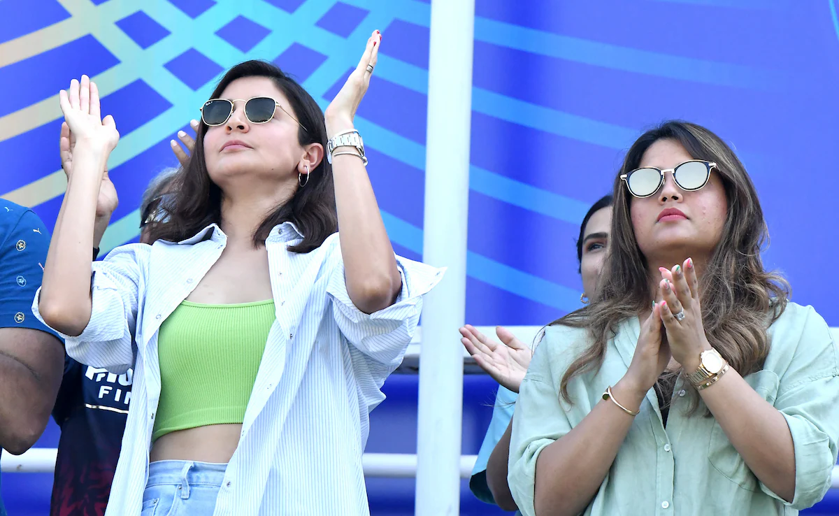 ಕಳೆದೊಂದು ವರ್ಷದಿಂದ ವಿವಾದ ಕಳೆದ ವರ್ಷ ಬಾರ್ಡರ್ ಗವಾಸ್ಕರ್ ಟ್ರೋಫಿ ಮುಗಿಯುವವರೆಗೂ ಭಾರತ ತಂಡದ ಆಟಗಾರರೊಂದಿಗೆ ಅವರ ಪತ್ನಿಯರು, ಪ್ರೇಯಸಿಯರು ಪ್ರಯಾಣಿಸುತ್ತಿದ್ದುದು ದೊಡ್ಡ ಸಂಗತಿಯಾಗಿರಲಿಲ್ಲ. ಆದರೆ ಯಾವಾಗ ಟೀಂ ಇಂಡಿಯಾ ಆ ಮಹತ್ವದ ಟೂರ್ನಿಯಲ್ಲಿ 4-1 ಅಂತರದಲ್ಲಿ ಪರಾಭವಗೊಂಡು ವಿಶ್ವ ಟೆಸ್ಟ್ ಚಾಂಪಿಯನ್ ಶಿಪ್ ಫೈನಲ್ ರೇಸ್ ನಿಂದ ಹೊರಬಿತ್ತೋ ಆಗ ಈ ವಿಚಾರ ಹೊಗೆಯಾಡಿತು. ಆಟಗಾರರೊಂದಿಗೆ ಅವರ ಕುಟುಂಬ ವರ್ಗವೆಲ್ಲಾ ಪ್ರಯಾಣ ಮಾಡುವುದು, ಅವರೊಂದಿಗೆ ತಂಗುವುದಕ್ಕೆ ವಿರೋಧ ವ್ಯಕ್ತವಾಯಿತು. ಈ ಬಗ್ಗೆ ತಂಡದ ಕೋಚ್ ಆಗಿದ್ದ ಗೌತಮ್ ಗಂಭೀರ್ ಅವರು ಬಿಸಿಸಿಐ ಮುಂದೆ ಪ್ರಸ್ತಾಪಿಸಿದ್ದರು ಎಂದು ಹೇಳಲಾಗಿದೆ. ಜೊತೆಗೆ ತಂಡದಲ್ಲಿ ಸ್ಟಾರ್ ಸಂಸ್ಕೃತಿಯನ್ನು ತಾನು ಇಲ್ಲವಾಗಿಸುವುದಾಗಿ ಅವರು ಹೇಳಿದ್ದರು. ಇದು ಹಿರಿಯ ಆಟಗಾರರಾದ ವಿರಾಟ್ ಕೊಹ್ಲಿ ಮತ್ತು ರೋಹಿತ್ ಶರ್ಮಾ ಅವರನ್ನು ಉದ್ದೇಶಿಸಿ ಹೇಳಿದ್ದರು ಎಂಬುದು ಅರ್ಥವಾಗದಿದ್ದ ಸಂಗತಿಯಲ್ಲ. ಬಳಿಕ ಬಿಸಿಸಿಐಯು ಆಟಗಾರರಿಗೆ ಕಟ್ಟುನಿಟ್ಟಿನ ನಿಮಯಗಳನ್ನು ರೂಪಿಸಿತ್ತು. ಆಟಗಾರರು ತಂಡದೊಂದಿಗೆ ವಾಸಿಸಬೇಕು, ತಂಡಕ್ಕೆ ನಿಗದಿಯಾಗಿರುವ ವಾಹನದಲ್ಲೇ ಕ್ರೀಡಾಂಗಣಕ್ಕೆ ಪ್ರಯಾಣ ಮಾಡಬೇಕು ಎಂಬಿತ್ಯಾದಿ ವಿಷಯಗಳನ್ನು ಸ್ಪಷ್ಟವಾಗಿ ಉಲ್ಲೇಖಿಸಿತ್ತು. ಅದ್ಭುತ ಲಯದಲ್ಲಿರುವ ಟೀಂ ಇಂಡಿಯಾ ಇದಾದ ಬಳಿಕ ಕಳೆದ ವರ್ಷ ಐಸಿಸಿ ಚಾಂಪಿಯನ್ಸ್ ಟ್ರೋಫಿ ವೇಳೆ ಕೆಲ ದಿನಗಳ ಕಾಲ ಆಟಗಾರರ ಕುಟುಂಬಸ್ಥರಿಗೆ ಜೊತೆಗೆ ಕಳೆಯುವ ಅವಕಾಶ ನೀಡಿತ್ತು. ಇದೀಗ ಮಹತ್ವದ ಟಿ20 ವಿಶ್ವಕಪ್ ವೇಳೆ ಮತ್ತೆ ಈ ಪ್ರಶ್ನೆ ಉದ್ಭವಿಸಿದೆ. ಕಳೆದ ಬಾರಿ ಭಾಗಶಃ ಅನುಮತಿ ನೀಡಿದ್ದ ಮಂಡಳಿ ಈ ಬಾರಿ ಸ್ಪಷ್ಟವಾಗಿ ನಿರಾಕರಿಸಿದೆ. ಹಾಲಿ ಚಾಂಪಿಯನ್ ಭಾರತ ತಂಡ ಭರ್ಜರಿ ಲಯದಲ್ಲಿದ್ದು ಈ ಟಿ20 ವಿಶ್ವಕಪ್ ನಲ್ಲಿ ಪ್ರಶಸ್ತಿ ಗೆಲ್ಲುವ ನೆಚ್ಚಿನ ತಂಡವಾಗಿದೆ. ಗುಂಪು ಹಂತದ ಮೊದಲ ಪಂದ್ಯದಲ್ಲಿ ಭಾರತ ತಂಡ ಅಮೆರಿಕವನ್ನು ಸೋಲಿಸಿದೆ. ಮುಂದಿನ ಪಂದ್ಯವನ್ನು ಫೆಬ್ರವರಿ 12ರಂದು ನಮೀಬಿಯಾ ವಿರುದ್ಧ ಆಡಲಿದೆ. ಪಾಕಿಸ್ತಾನ ವಿರುದ್ಧದ ಹೈವೋಲ್ಟೇಜ್ ಪಂದ್ಯ 15ರಂದು ಕೊಲಂಬೊದಲ್ಲಿ ನಡೆಯಲಿದೆ.