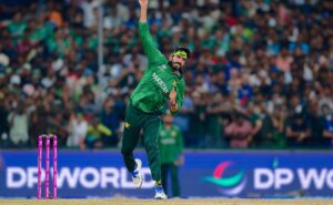 ಅಣಕವಾಡುವ ವಿಡಿಯೋ ವೈರಲ್ ಈ ಪಂದ್ಯದಲ್ಲಿ ಅವರು ಬೌಲಿಂಗ್ ಮಾಡುತ್ತಿದ್ದ ವೇಳೆ ಕ್ರೀಡಾಂಗಣದ ಗ್ಯಾಲರಿಯಲ್ಲಿ ಪಂದ್ಯ ವೀಕ್ಷಿಸುತ್ತಿದ್ದ ಅಮೆರಿಕ ತಂಡದ ಅಭಿಮಾನಿಗಳು ಅವರ ಬೌಲಿಂಗ್ ಶೈಲಿಯನ್ನು ಅಣಕವಾಡಿರುವ ವಿಡಿಯೋ ಇದೀಗ ವೈರಲ್ ಆಗಿದೆ. ಅವರ ಬೌಲಿಂಗ್ ಶೈಲಿಯ ಬಗ್ಗೆ ಅನೇಕ ಅನುಮಾನ ವ್ಯಕ್ತವಾಗಿದ್ದು, ಚಕಿಂಗ್ ಎಂಬ ಆರೋಪ ಕೇಳಿ ಬಂದಿದೆ. ಸಾಮಾಜಿಕ ಜಾಲತಾಣದಲ್ಲೂ ಈ ಬಗ್ಗೆ ಅನೇಕ ಚರ್ಚೆಗಳು ನಡೆದಿವೆ. ಅವರು ಉದ್ದೇಶಪೂರ್ವಕವಾಗಿ ಚೆಂಡನ್ನು ಎಸೆಯುತ್ತಿದ್ದು ಐಸಿಸಿಯು ಅವರನ್ನು ನಿಷೇಧಿಸಬೇಕು ಎಂಬ ಅಭಿಪ್ರಾಯ ಕೇಳಿ ಬಂದಿದೆ. ಉಸ್ಮಾನ್ ತಾರಿಕ್ ಅವರ ಬೌಲಿಂಗ್ ಸಾಮರ್ಥ್ಯವನ್ನು ಈ ಹಿಂದೆ ಪಾಕಿಸ್ತಾನ ಕ್ರಿಕೆಟ್ ನ ಬೌಲಿಂಗ್ ದಂತಕತೆ ವಸೀಂ ಅಕ್ರಂ ಅವರು ಹೊಗಳಿದ್ದರು. ಆದರೆ ಇದೀಗ ಆಸ್ಟ್ರೇಲಿಯಾ ಆಲ್ರೌಂಡರ್ ಕ್ಯಾಮರೂನ್ ಗ್ರೀನ್, ಇಂಗ್ಲೆಂಡ್ ಬ್ಯಾಟರ್ ಟಾಮ್ ಬ್ಯಾಂಟನ್ ಮತ್ತು ಭಾರತದ ಮಾಜಿ ಕ್ರಿಕೆಟರ್ ಶ್ರೀವತ್ಸ ಗೋಸ್ವಾಮಿ ಟೀಕಿಸಿದ್ದಾರೆ. ಅವರ ಬೌಲಿಂಗ್ ಶೈಲಿ ಬಗ್ಗೆ ಅನುಮಾನ ವ್ಯಕ್ತವಾಗಿರುವುದು ಇದೇ ಮೊದಲೇನಲ್ಲ. 42ರ ಹರೆಯದ ಬೌಲರ್ ಚೆಂಡೆಸೆಯುವ ಶೈಲಿ ವಿಚಾರವಾಗಿ ಪಾಕಿಸ್ತಾನ ಸೂಪರ್ ಲೀಗ್(PSL) ನಲ್ಲೂ ಆರೋಪ ಕೇಳಿ ಬಂದಿತ್ತು. ಆದರೆ ಅವರ ಬೌಲಿಂಗ್ ಸಮರ್ಪಕವಾಗಿದೆ ಎಂಬ ತೀರ್ಪನ್ನು ಅಲ್ಲಿನ ತಜ್ಞರು ಕೊಟ್ಟದ್ದರಿಂದ ಅವರು ಮುಂದುವರಿಯುವಂತಾಯಿತು.