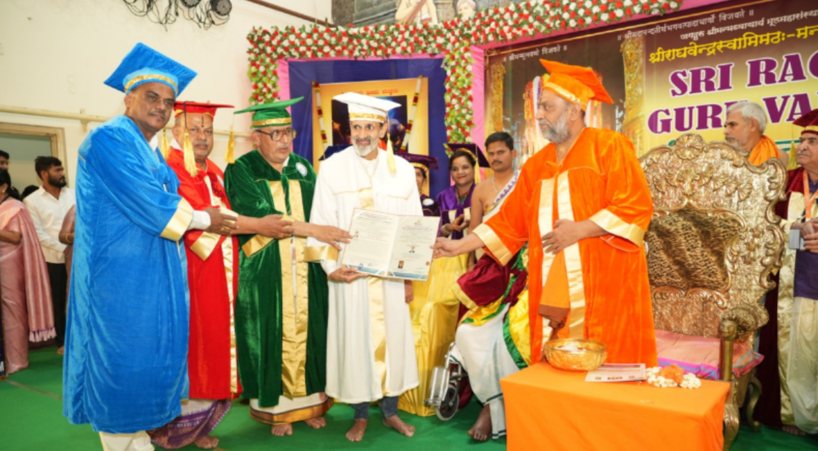 ಮಂತ್ರಾಲಯದಲ್ಲಿ ರಾಘವೇಂದ್ರ ರಾಜಕುಮಾರ್ಗೆ ಫ್ಲೋರಿಡಾ ವಿವಿ ಗೌರವ ಡಾಕ್ಟರೇಟ್ ಪ್ರದಾನ: ಶ್ರೀಗಳಿಂದ ಸನ್ಮಾನ